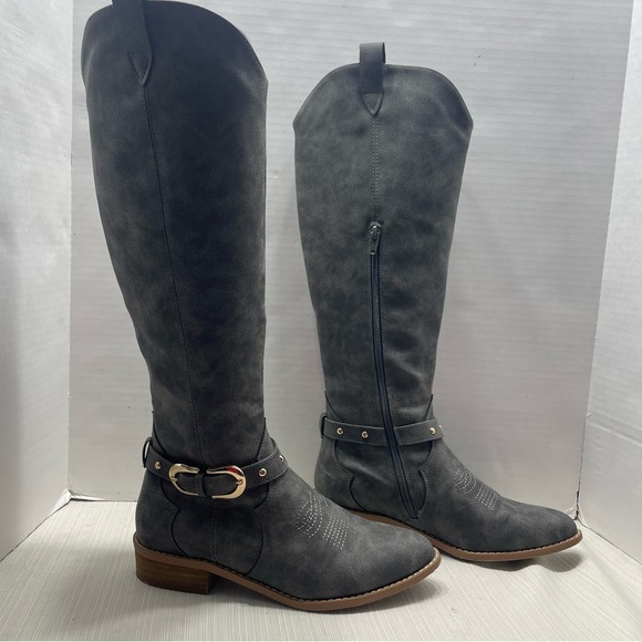 C Est. 1946 Shoes - Comfort EST 1946 Western gray dress boots. Size 8. Pre-owned great condition.